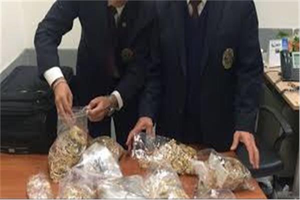 جمارك مطار القاهرة تضبط محاولة تهريب كمية من المشغولات الذهبية 