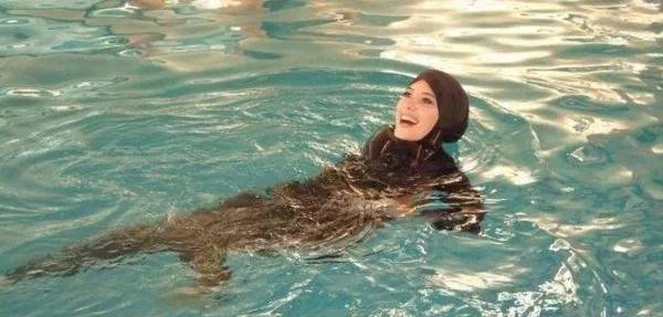 “البوركيني” أو “المايو الشرعي” يزيح “البيكيني” من الشواطئ المغربية