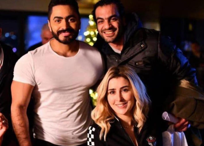 صورة- تامر حسني وعائشة بن أحمد في كواليس 
