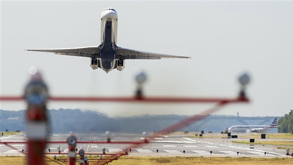 الطيران المدني يكشف أسباب فرض رسوم المغادرة بالمطارات