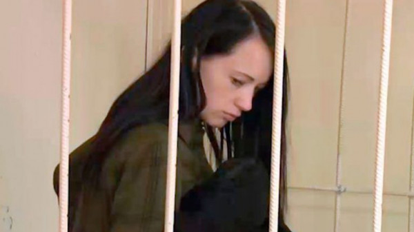 شاهد: امرأة تعذب طفلها بطريقة عجيبة لطرد الأرواح الشريرة منه