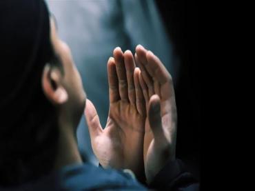 دعاء في جوف الليل: اللهم اجعل القرآن ربيع قلبي ونور صدري وجلاء حزني 