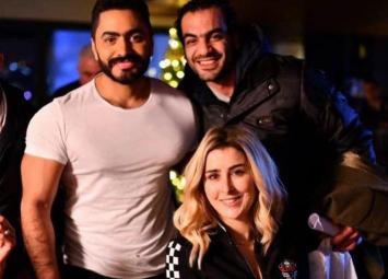 صورة- تامر حسني وعائشة بن أحمد في كواليس 