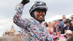 خديجة ملاح.. أول مسلمة محجبة تفوز بسباق الخيل في بريطانيا