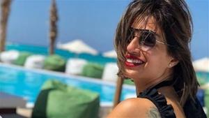 بطن مكشوف وهوت شورت.. شاهد.. أثر عمليات التجميل يظهر على جسم منة فضالي